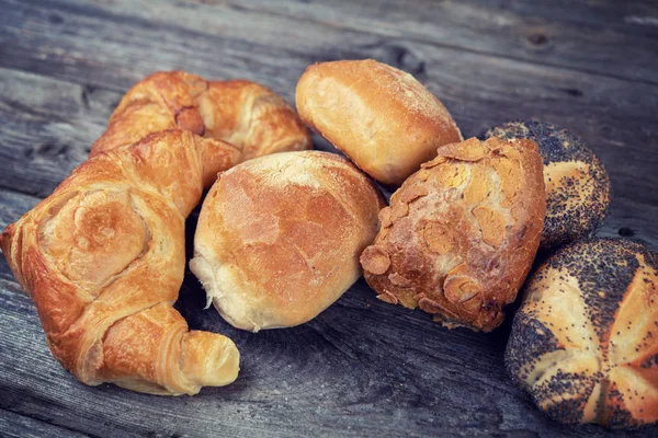 Különböző Friss Tekercsek Croissant Fából Készült Földön — Stock Fotó