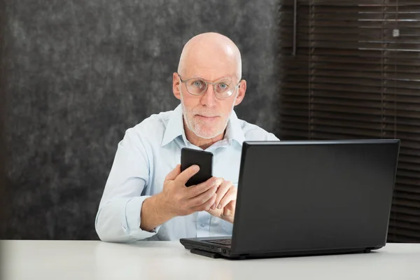 Senior Affärsman Läser Meddelande Till Hans Smartphone — Stockfoto