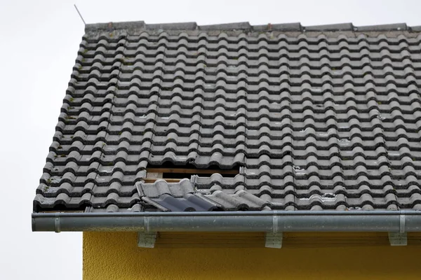 風と嵐によって屋根の穴 — ストック写真