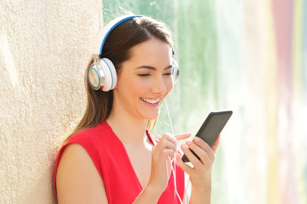 Mode Vrouw Met Behulp Van Slimme Telefoon Luisteren Naar Muziek — Stockfoto