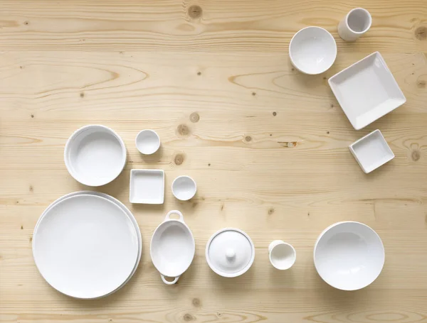 Современная Белая Посуда Разных Дизайнах Стоит Светлом Деревянном Фоне Фото — стоковое фото
