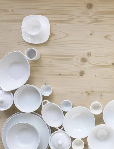 Современная Белая Посуда Разных Дизайнах Стоит Светлом Деревянном Фоне Фото — стоковое фото