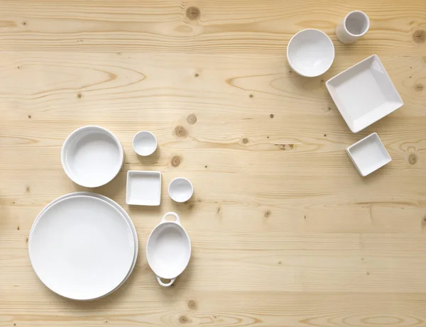 现代的白色陶器 设计各异 立在轻薄的木制背景上 照片来自上方 — 图库照片