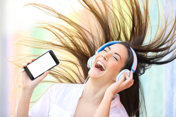 Gelukkig Meisje Dansen Luisteren Naar Muziek Tonen Blanco Smartphone Scherm — Stockfoto