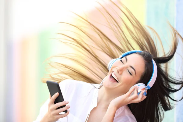 Mujer Feliz Escuchando Música Desde Teléfono Inteligente Bailando Una Calle — Foto de Stock