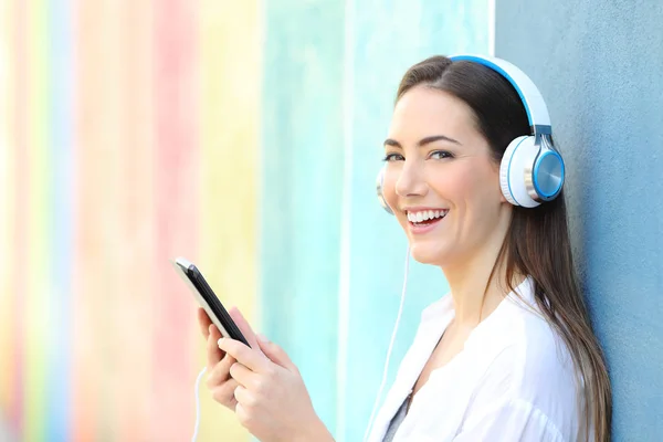 Gelukkig Vrouw Kijken Naar Luisteren Naar Muziek Van Tablet Een — Stockfoto