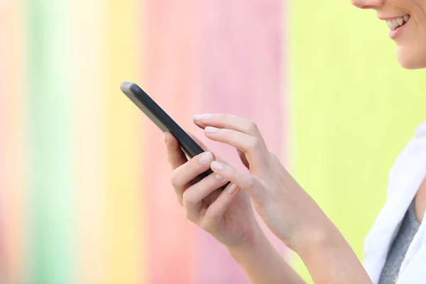 Perfil Cerca Una Mano Mujer Usando Teléfono Celular Una Calle — Foto de Stock