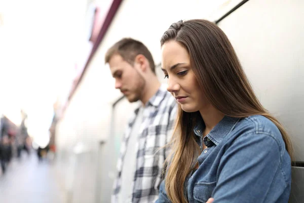 Trauriges Paar Oder Freunde Die Sich Gegenseitig Auf Der Straße — Stockfoto