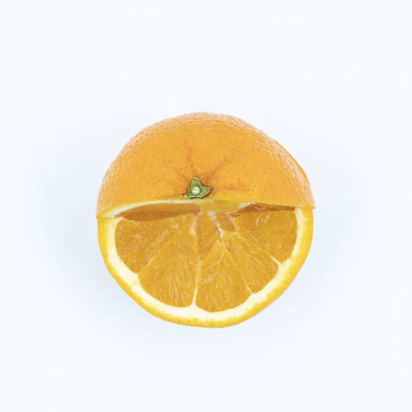 Corte Naranja Sobre Una Superficie Blanca — Foto de Stock