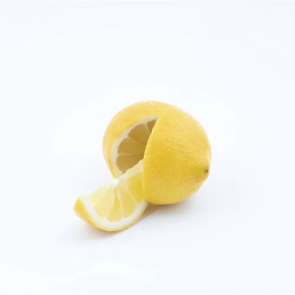 白い表面にレモンカット — ストック写真