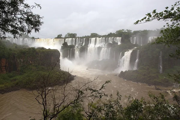 アルゼンチン側のイグアスの滝 イグアスの滝はアルゼンチン ミシオネス州とパラナ州のブラジルの状態の境界線にイグアス川の滝 — ストック写真