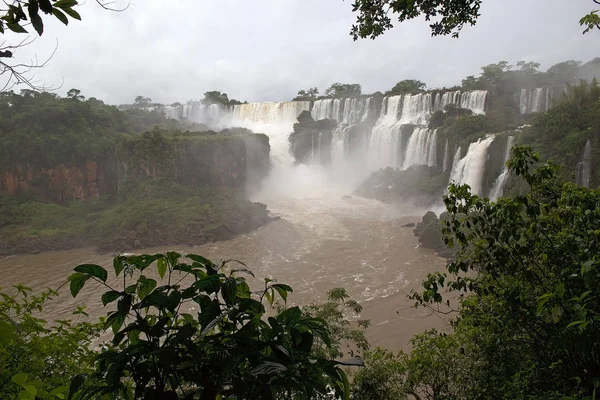 アルゼンチン側のイグアスの滝 イグアスの滝はアルゼンチン ミシオネス州とパラナ州のブラジルの状態の境界線にイグアス川の滝 — ストック写真