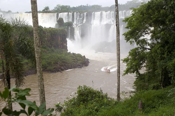 Motorcsónak Mentén Iguazú Folyóhoz Vezető Iguazu Vízesés Turisták Nézd Argentin — Stock Fotó