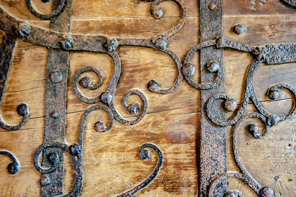 Staré Železné Dekorace Dřevěných Dveřích Detailu — Stock fotografie