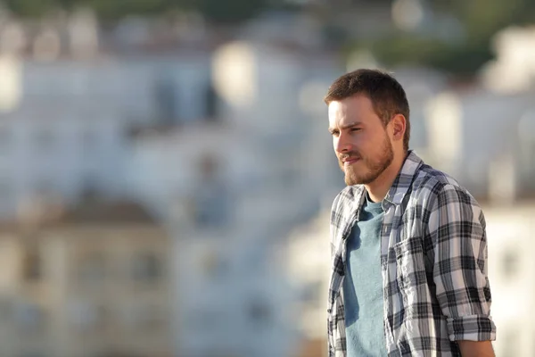 Homme Détendu Contemplant Belles Vues Dans Une Ville Coucher Soleil — Photo