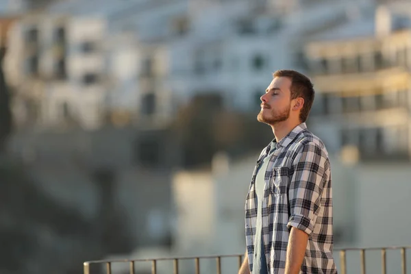 Hombre Relajado Una Ciudad Respirando Aire Fresco Desde Balcón Apartamento — Foto de Stock