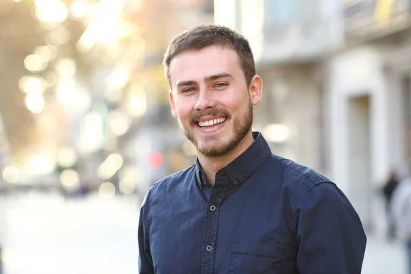 Retrato Homem Feliz Sorrindo Para Câmera Uma Rua — Fotografia de Stock