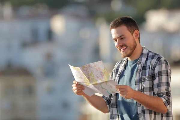 Buon Turista Che Controlla Cartina Una Città Vacanza — Foto Stock