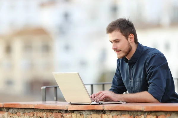 Concentrated Writer Writing Laptop Balcony Vacation Town — Stock Photo, Image