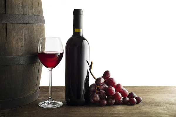 Ahşap Arka Planda Cam Bir Şişe Kırmızı Şarap Beyaz Üzerine — Stok fotoğraf
