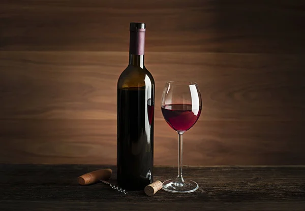 Copa Botella Vino Tinto Sobre Fondo Madera — Foto de Stock