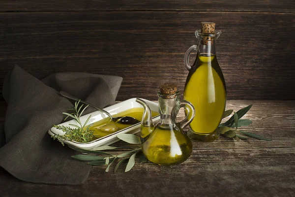 健康橄榄油与草药倒在盘子关闭 — 图库照片