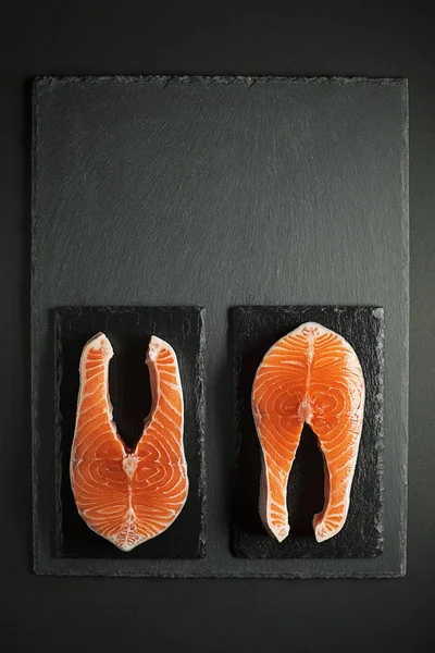 Świeże Ryby Łosoś Czarnym Tle Przygotowania Gotowania Zdrowy Posiłek — Zdjęcie stockowe
