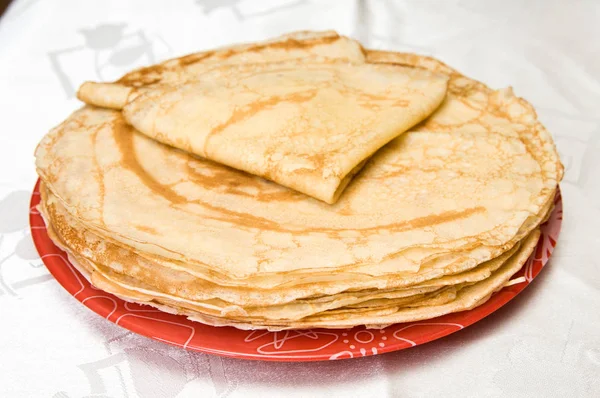 Ein Stapel Russischer Pfannkuchen Auf Einem Roten Teller — Stockfoto