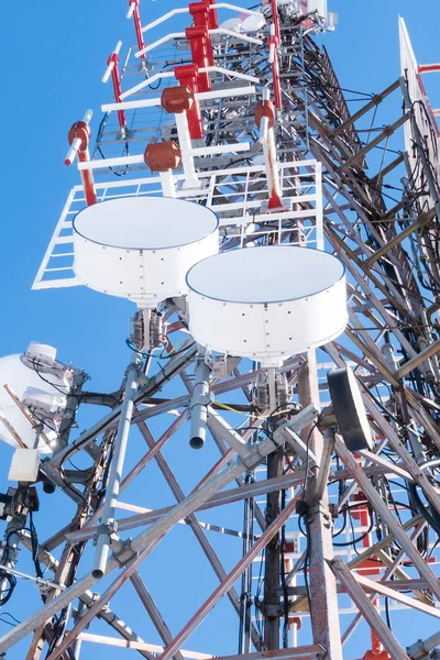 Repeterare För Telekommunikationsnät Bassändarstation Tornet Trådlös Kommunikation Antenn Sändare Och — Stockfoto