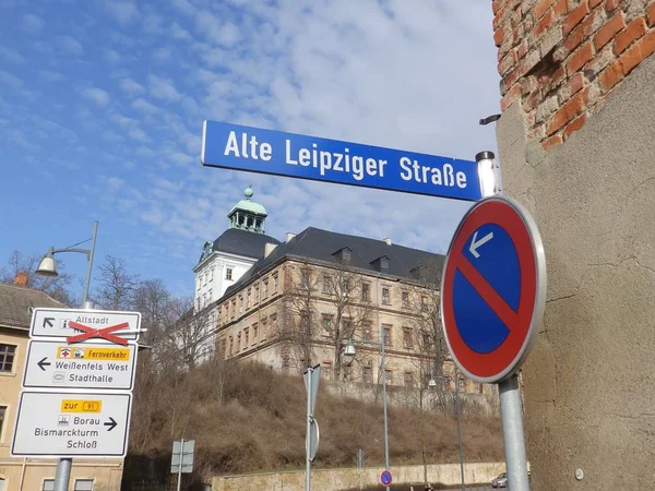 Weissenfelsの道路標識 Alteライプツィヒ通り 背景に城Neu Augusburg — ストック写真