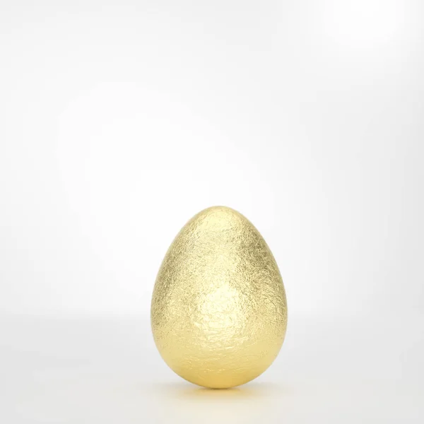 Одно Золотое Пасхальное Яйцо Сером Фоне Крупным Планом Сбалансированное Вертикально — стоковое фото