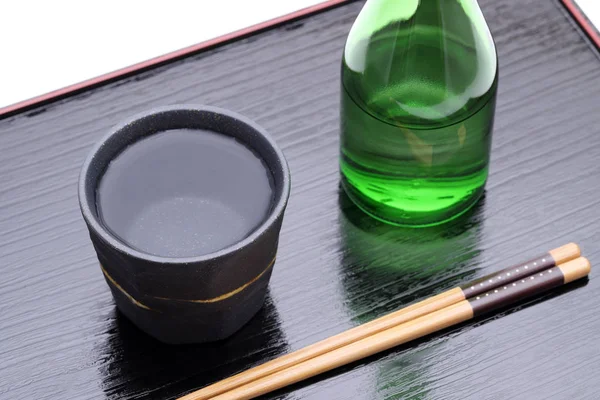 Flasche Mit Japanischem Shochu Und Keramikschale Auf Holztablett Auf Weißem — Stockfoto