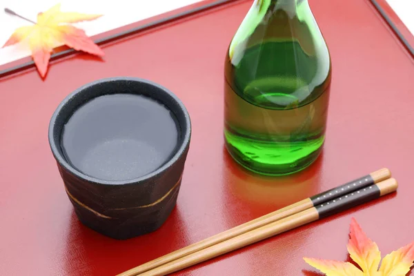 Flasche Mit Japanischem Shochu Und Keramikschale Auf Holztablett Auf Weißem — Stockfoto