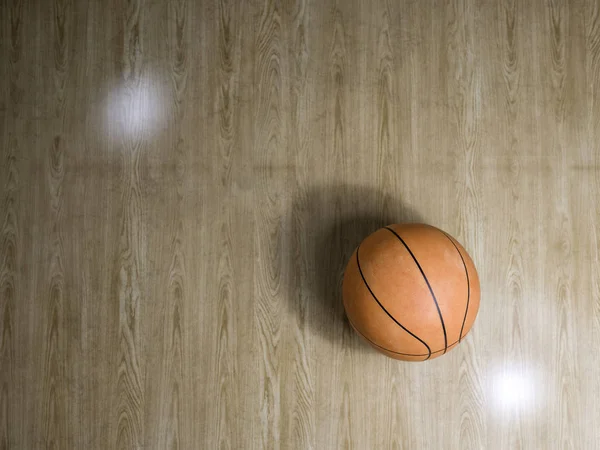 篮球场木制地板 球与黑色隔离 有复制空间 — 图库照片