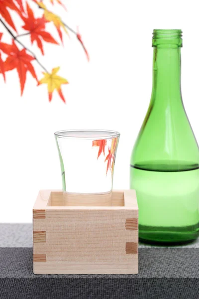 Japanische Holzkiste Masu Mit Sake Auf Holztablett Auf Weißem Hintergrund — Stockfoto