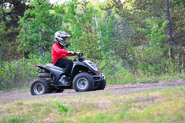 Ein Kleines Kind Fährt Mit Einem Quad Wald — Stockfoto