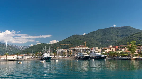 Tivat モンテネグロ 2018 晴れた夏の日には チバト市 モンテネグロの堤防 コトル湾でのクルーズの始まり — ストック写真