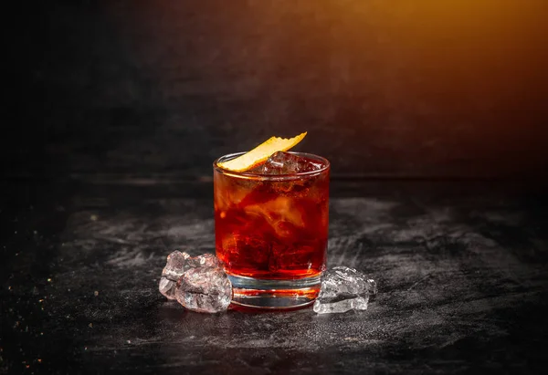 Klasik Negroni Kokteyli Cin Campari Kırmızı Vermut Soda Geleneksel Tarif — Stok fotoğraf