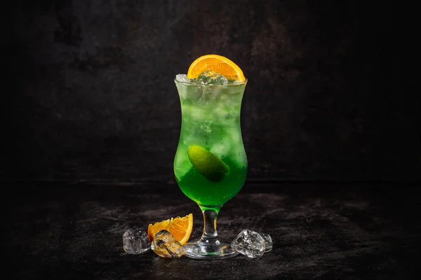 Dolce Cocktail Rinfrescante Alla Menta Con Ghiaccio Sullo Sfondo Pietra — Foto Stock