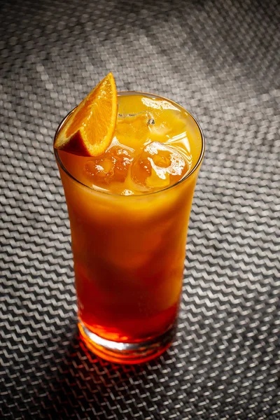 Koel Tropisch Aperol Oranje Cocktail Een Donkere Achtergrond — Stockfoto