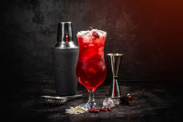 Cocktail Vermelho Frio Agitador Fundo Escuro — Fotografia de Stock