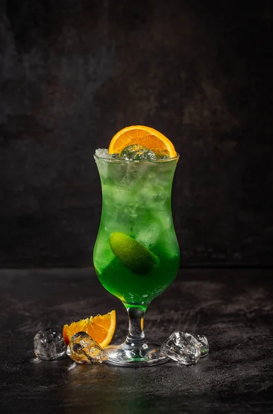 Cocktail Álcool Frutas Maçã Verde Decorado Com Cunha Laranja Fundo — Fotografia de Stock