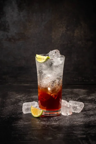 黒を基調としたストロベリーソーダのグラス — ストック写真