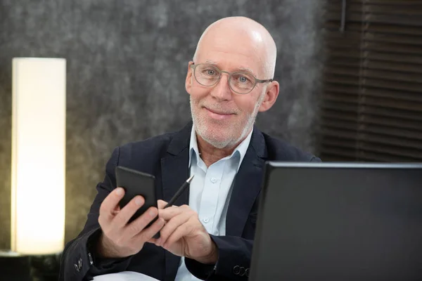 Senior Affärsman Läser Meddelande Till Hans Smartphone — Stockfoto