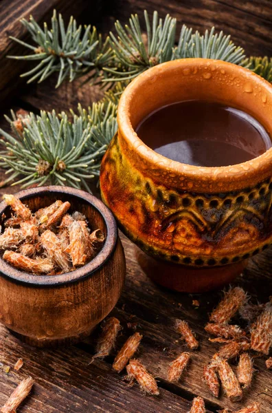Κύπελλο Φυτικό Τσάι Μπουμπούκια Πεύκου Ξύλινο Φόντο Φυσικό Φυτικό Φάρμακο — Φωτογραφία Αρχείου