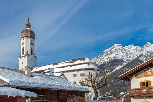 Iglesia Parroquial San Martín Frente Montaña Kramer Invierno Garmisch Partenkirchen — Foto de Stock