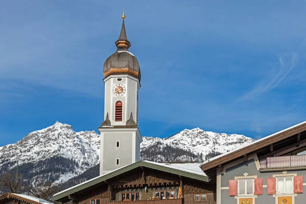 Iglesia Parroquial San Martín Frente Montaña Kramer Invierno Garmisch Partenkirchen — Foto de Stock