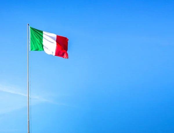 Machanie Włoską Flagą Przed Błękitnym Niebem — Zdjęcie stockowe