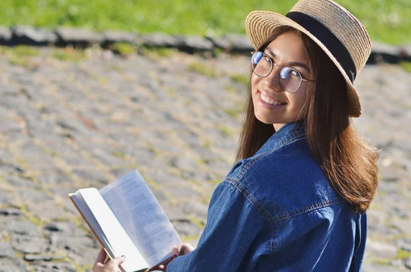 Jeune Étudiante Asiatique Lisant Livre Sur Piste Sur Campus — Photo