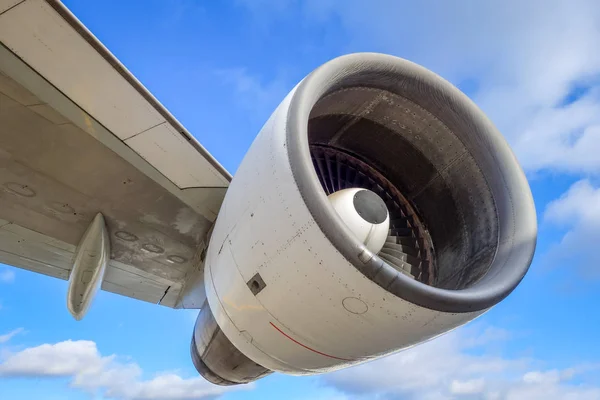 Uçak Motoru Kanat Havaalanı Pistinde Mavi Gökyüzü — Stok fotoğraf